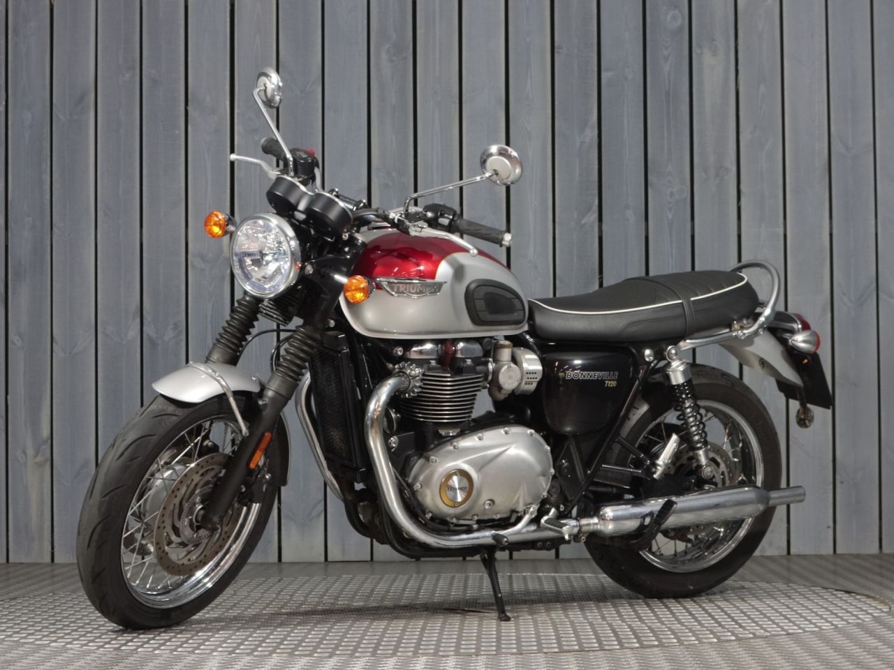 TRIUMPH BONNEVILLE T120