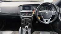 USED 2018 18 VOLVO V40 2.0 T2 GPF R-Design Nav Plus Hatchback 5dr Petrol Manual Euro 6 (s/s) (122 ps) Sat-Nav - Rear parking sensors