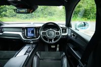 USED 2018 68 VOLVO XC60 2.0 D5 PowerPulse R-Design Pro SUV 5dr Diesel Auto AWD Euro 6 (s/s) (235 ps) BURSTING BLUE METALLIC PAINTWORK + SUNROOF + HUD + BOWERS & WILKINS