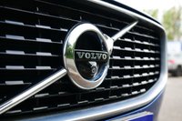 USED 2018 68 VOLVO XC60 2.0 D5 PowerPulse R-Design Pro SUV 5dr Diesel Auto AWD Euro 6 (s/s) (235 ps) BURSTING BLUE METALLIC PAINTWORK + SUNROOF + HUD + BOWERS & WILKINS