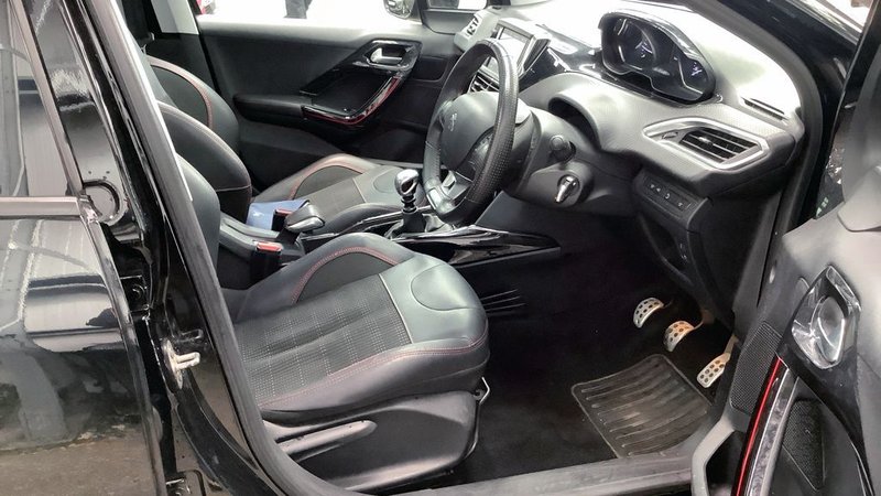 2018 Peugeot 2008 in black — photo 15 of 20