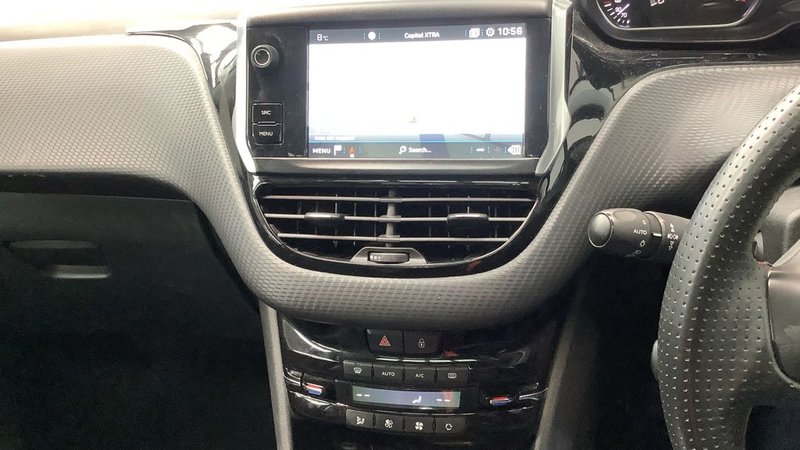 2018 Peugeot 2008 in black — photo 10 of 20