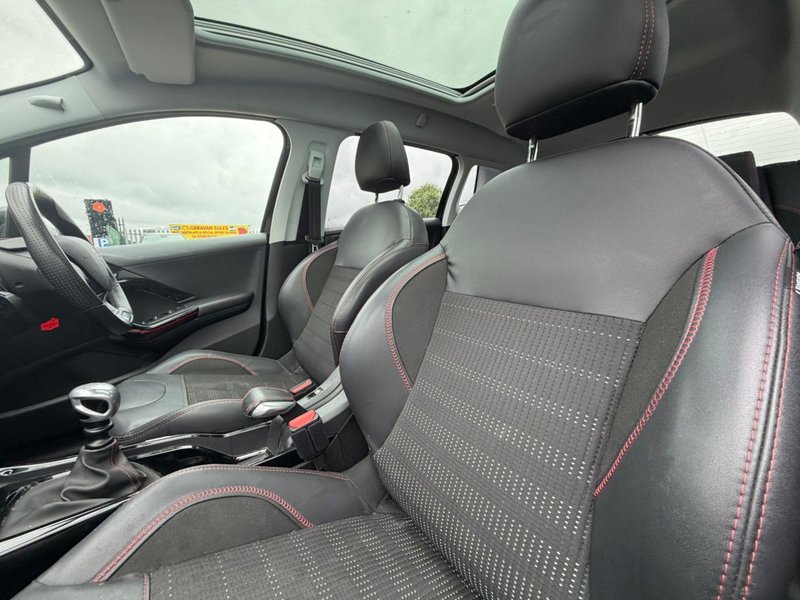2018 Peugeot 2008 in black — photo 7 of 20