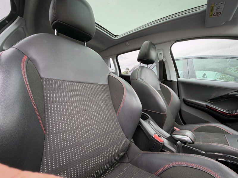 2018 Peugeot 2008 in black — photo 13 of 20