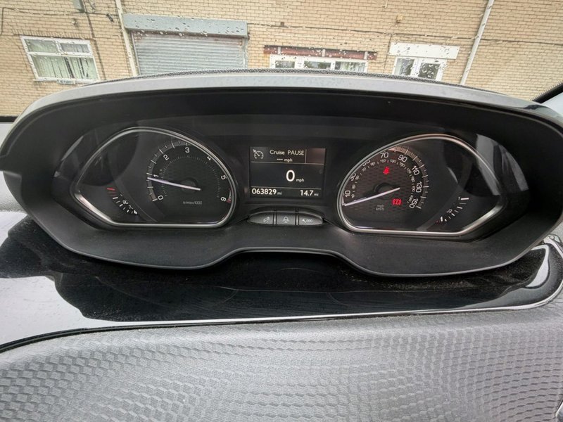2018 Peugeot 2008 in black — photo 12 of 20