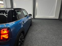 USED 2022 72 MINI HATCH 1.5 Cooper Exclusive Hatchback 5dr Petrol Steptronic Euro 6 (s/s) (136 ps) AMBIAINT LIGHTING + HEATED SEATS