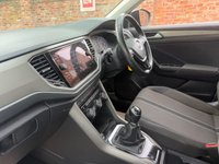 USED 2020 20 VOLKSWAGEN T-ROC 1.0 TSI GPF SE SUV 5dr Petrol Manual Euro 6 (s/s) (115 ps) 2 OWNERS, FULL SERVICE HISTORY, 1YR MOT, ALLOYS, CLIMATE, BLUETOOTH, CRUISE, PARKING SENSORS, RADIO CD, E/WINDOWS, R/LOCKING, FREE WARRANTY, FINANCE AVAILABLE, HPI CLEAR, PART EXCHANGE WELCOME,