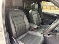 USED 2023 23 VOLKSWAGEN TIGUAN R-LINE 1.5 TSI 150PS 7 SPEED DSG AUTOMATIC  PANORAMIC GLASS SUNROOF * FULL LEATHER * REVERSE CAMERA * ELECTRIC SEATS *