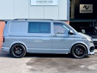 USED 2020 04 VOLKSWAGEN TRANSPORTER 2.0 TDI T30 H-LINE  KOMBI DAY VAN 5dr Diesel DSG FWD SWB Euro 6 (s/s)  * 150 Bhp  * [ NO V A T ] NO V A T  [ DSG ]  FULLY INSULATED & CARPETED [ 20'' BLACK ALLOYS ]