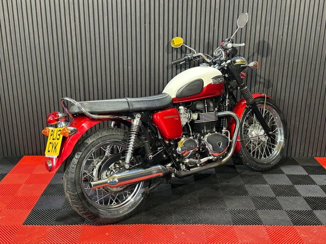 View our TRIUMPH BONNEVILLE T100