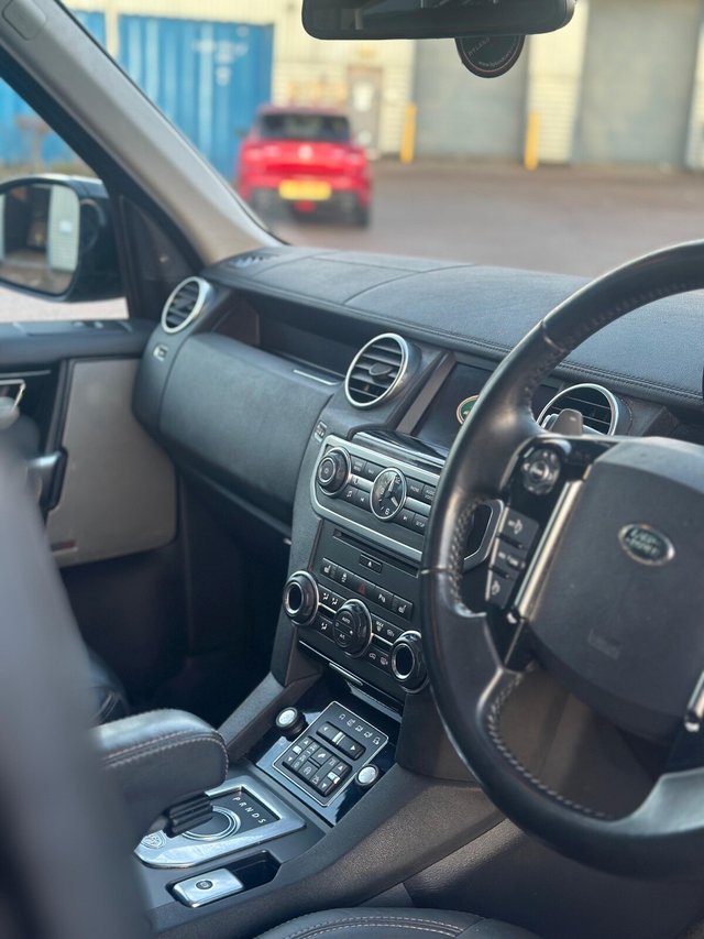 View our LAND ROVER DISCOVERY 4