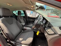 USED 2018 68 VAUXHALL ASTRA 1.4i Turbo SRi Hatchback 5dr Petrol Manual Euro 6 (150 ps) SAT NAV + CARPLAY + SENSORS + HEATED SEATS/WHEEL + CRUISE + FSH