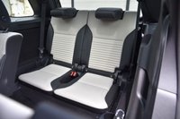 USED 2022 22 LAND ROVER DISCOVERY 3.0 D300 MHEV R-Dynamic HSE SUV 5dr Diesel Auto 4WD Euro 6 (s/s) (300 ps) 1 Owner from New | VAT Qualifying | Electric Panoramic Sunroof | Privacy Glass | Satellite Navigation | 22" Alloy Wheels | 2 Keys | Full Land Rover Service History | White/Black Full Leather Upholstery | Park Assist | 7 Seater | Twin Speed Transfer Box | MOT Valid (23/06/2026)