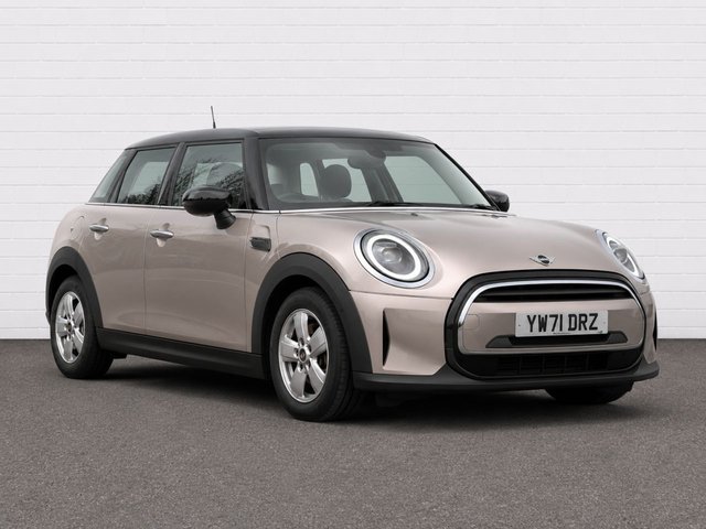 View our MINI Hatch 1.5 Cooper Classic Hatchback 5dr Petrol Manual Euro 6 (s/s) (136 ps)