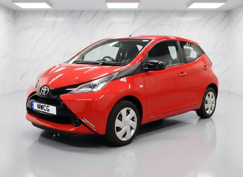2017 Toyota Aygo in red — photo 2 of 10