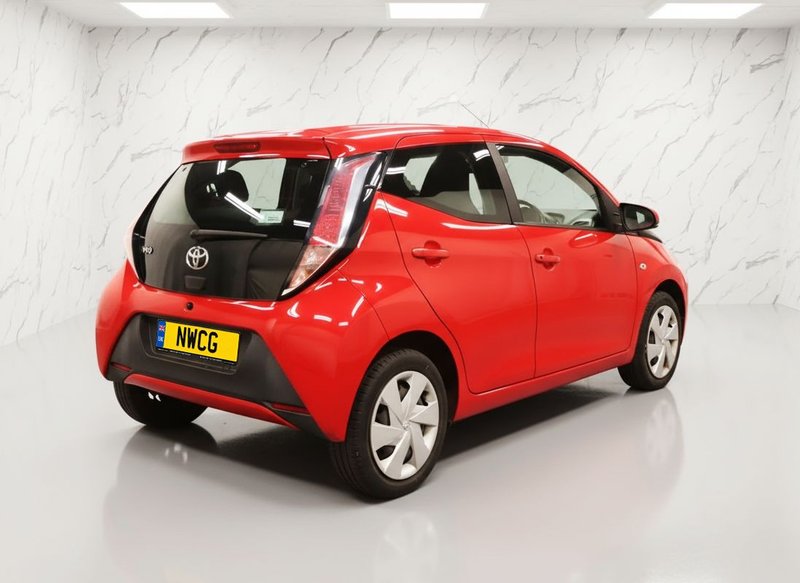 2017 Toyota Aygo in red — photo 4 of 10