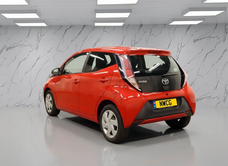 2017 Toyota Aygo in red — photo 3 of 10
