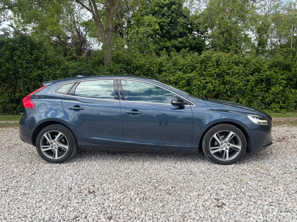 USED 2017 17 VOLVO V40 2.0 D2 Inscription Hatchback 5dr Diesel Manual Euro 6 (s/s) (120 ps) &pound;ZERO DEPOSIT FINANCE