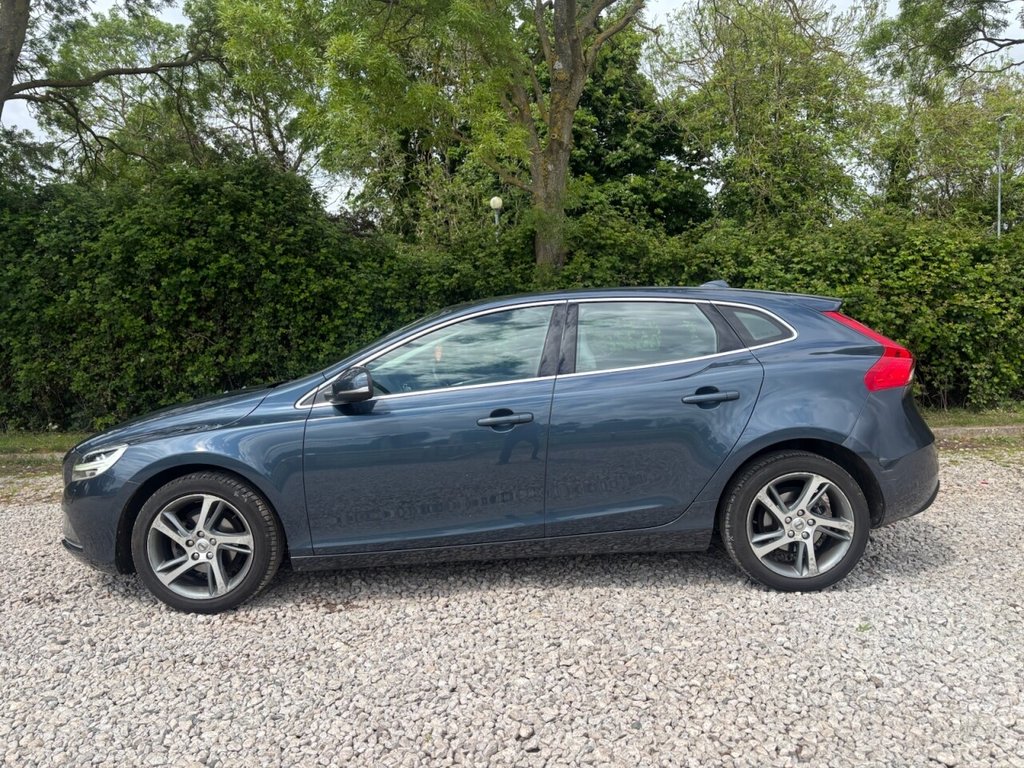 USED 2017 17 VOLVO V40 2.0 D2 Inscription Hatchback 5dr Diesel Manual Euro 6 (s/s) (120 ps) &pound;ZERO DEPOSIT FINANCE