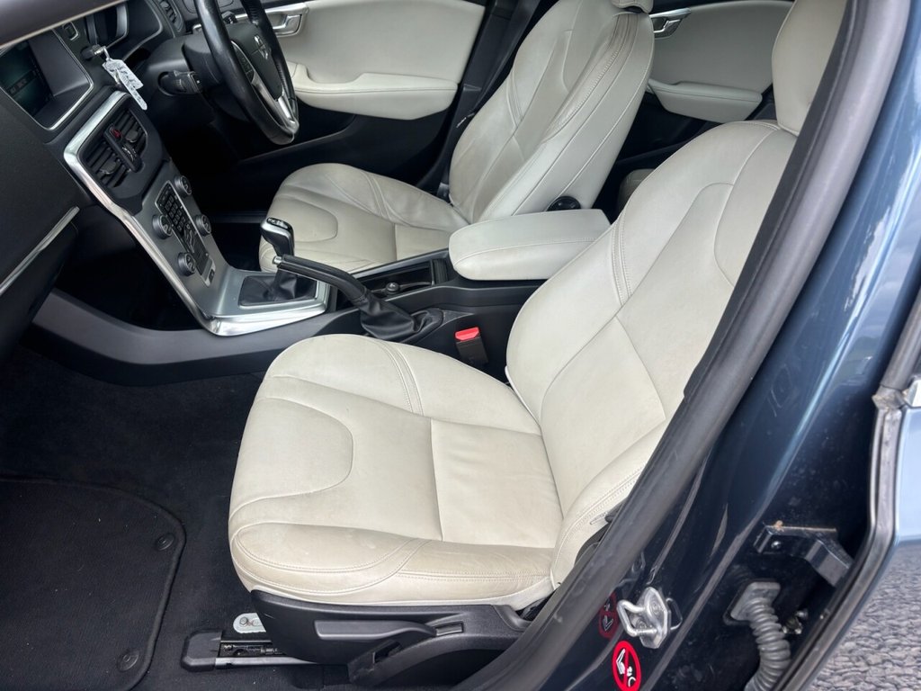 USED 2017 17 VOLVO V40 2.0 D2 Inscription Hatchback 5dr Diesel Manual Euro 6 (s/s) (120 ps) &pound;ZERO DEPOSIT FINANCE