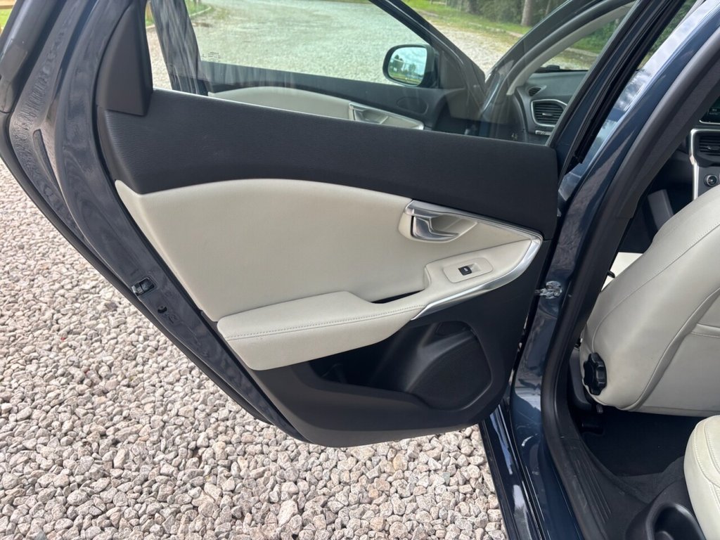 USED 2017 17 VOLVO V40 2.0 D2 Inscription Hatchback 5dr Diesel Manual Euro 6 (s/s) (120 ps) &pound;ZERO DEPOSIT FINANCE