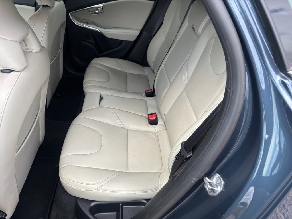 USED 2017 17 VOLVO V40 2.0 D2 Inscription Hatchback 5dr Diesel Manual Euro 6 (s/s) (120 ps) &pound;ZERO DEPOSIT FINANCE