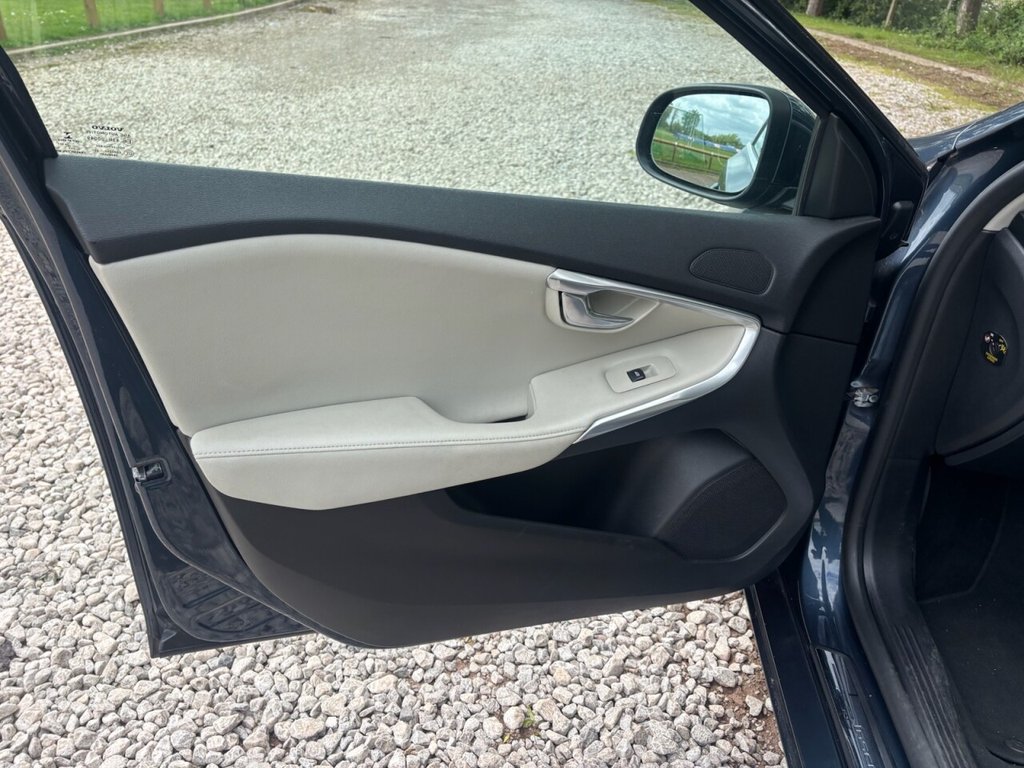 USED 2017 17 VOLVO V40 2.0 D2 Inscription Hatchback 5dr Diesel Manual Euro 6 (s/s) (120 ps) &pound;ZERO DEPOSIT FINANCE