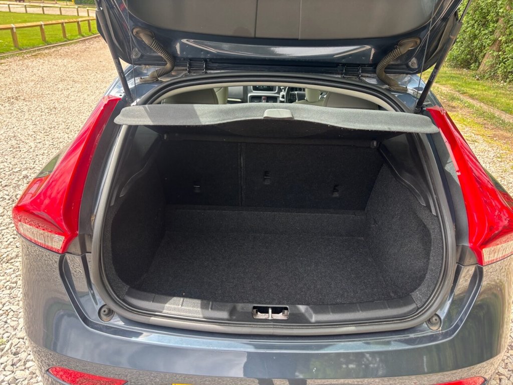 USED 2017 17 VOLVO V40 2.0 D2 Inscription Hatchback 5dr Diesel Manual Euro 6 (s/s) (120 ps) &pound;ZERO DEPOSIT FINANCE