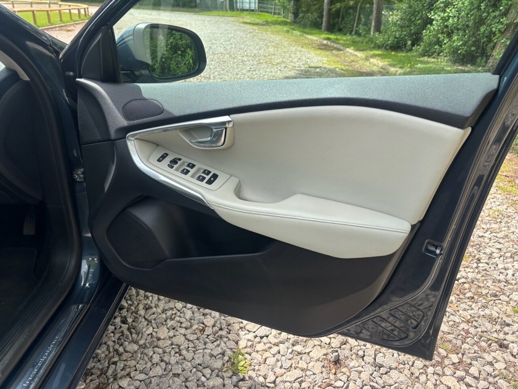 USED 2017 17 VOLVO V40 2.0 D2 Inscription Hatchback 5dr Diesel Manual Euro 6 (s/s) (120 ps) &pound;ZERO DEPOSIT FINANCE