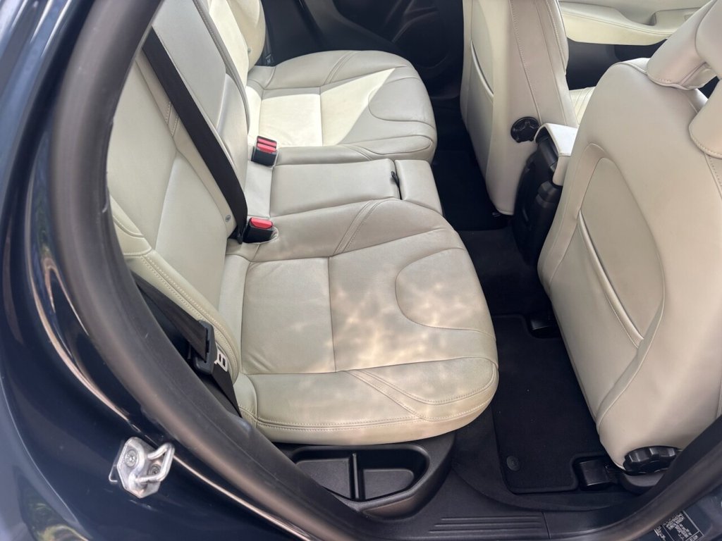 USED 2017 17 VOLVO V40 2.0 D2 Inscription Hatchback 5dr Diesel Manual Euro 6 (s/s) (120 ps) &pound;ZERO DEPOSIT FINANCE