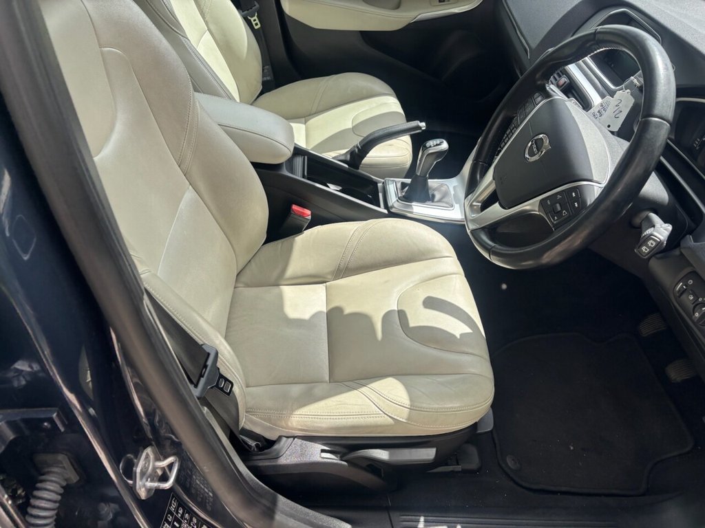 USED 2017 17 VOLVO V40 2.0 D2 Inscription Hatchback 5dr Diesel Manual Euro 6 (s/s) (120 ps) &pound;ZERO DEPOSIT FINANCE