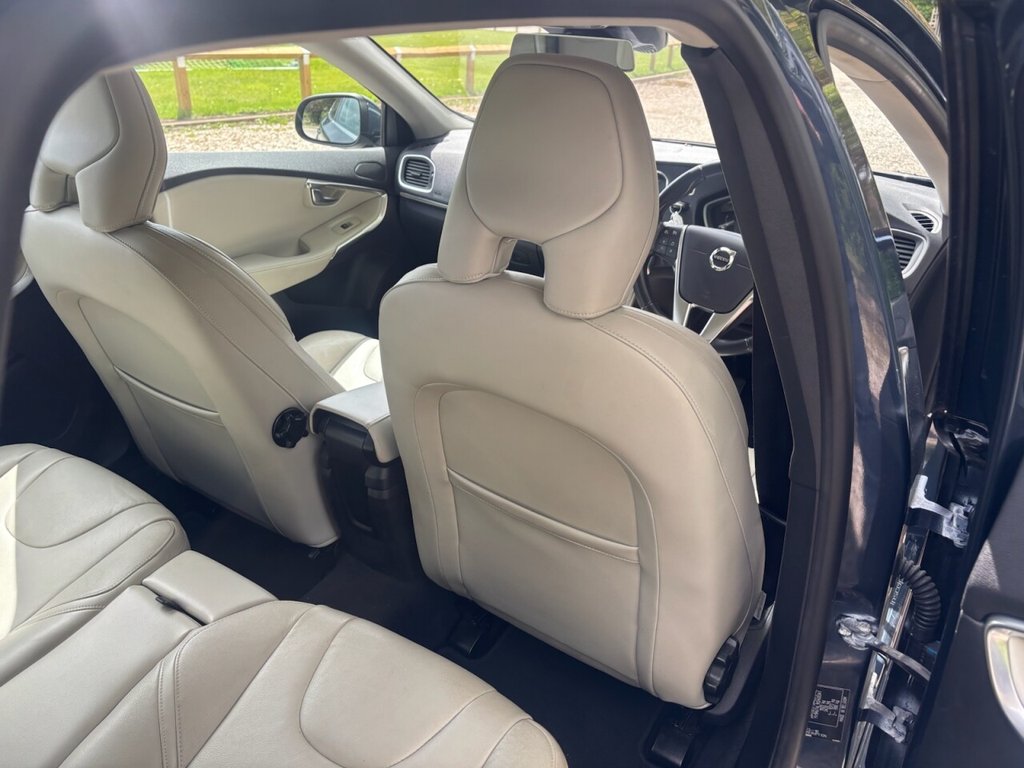 USED 2017 17 VOLVO V40 2.0 D2 Inscription Hatchback 5dr Diesel Manual Euro 6 (s/s) (120 ps) &pound;ZERO DEPOSIT FINANCE
