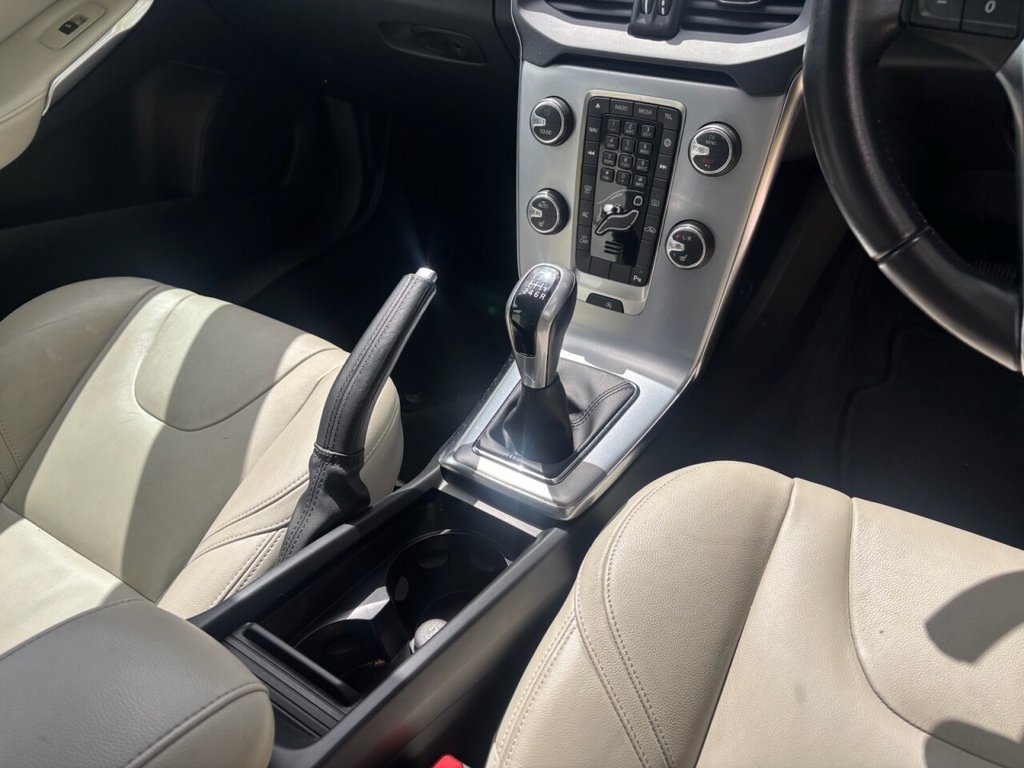 USED 2017 17 VOLVO V40 2.0 D2 Inscription Hatchback 5dr Diesel Manual Euro 6 (s/s) (120 ps) &pound;ZERO DEPOSIT FINANCE
