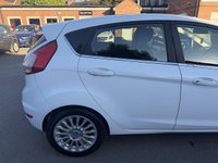 USED 2015 15 FORD FIESTA 1.0T EcoBoost Titanium Hatchback 5dr Petrol Powershift Euro 6 (100 ps) HEATED SEATS - PARKING SENSORS