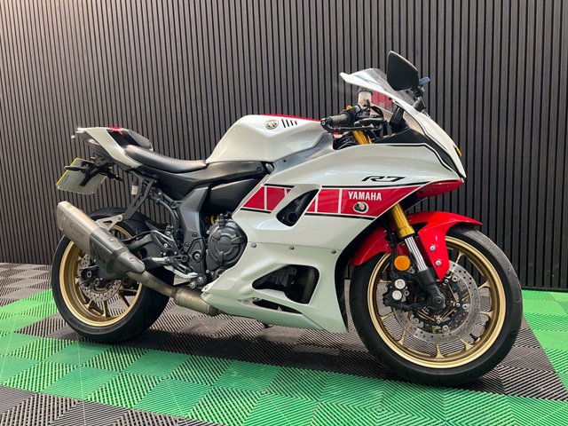 View our YAMAHA R7