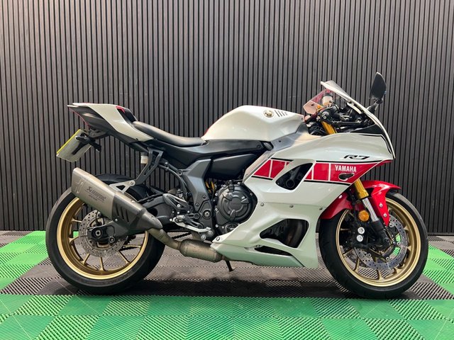 View our YAMAHA R7