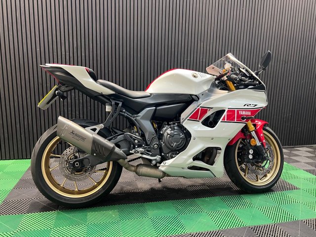 View our YAMAHA R7