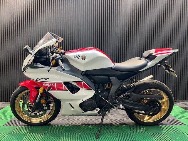 View our YAMAHA R7