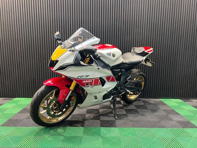 View our YAMAHA R7