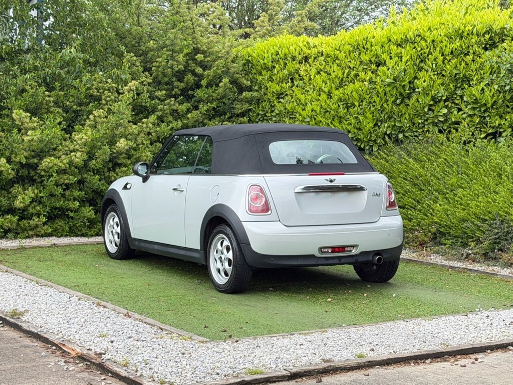 USED 2015 64 MINI CONVERTIBLE 1.6 One Convertible 2dr Petrol Manual Euro 6 (98 ps) A WELL CARED FOR EXAMPLE OF THE LOWER INSURANCE GROUP MINI ONE WITH FULL SERVICE HISTORY AND VERY HIGH SPECIFICATION AND A FULL SERVICE HISTORY