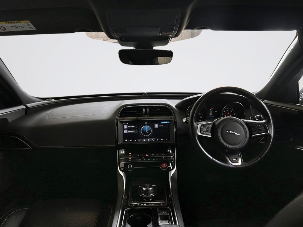 2019 Jaguar XE — image 3