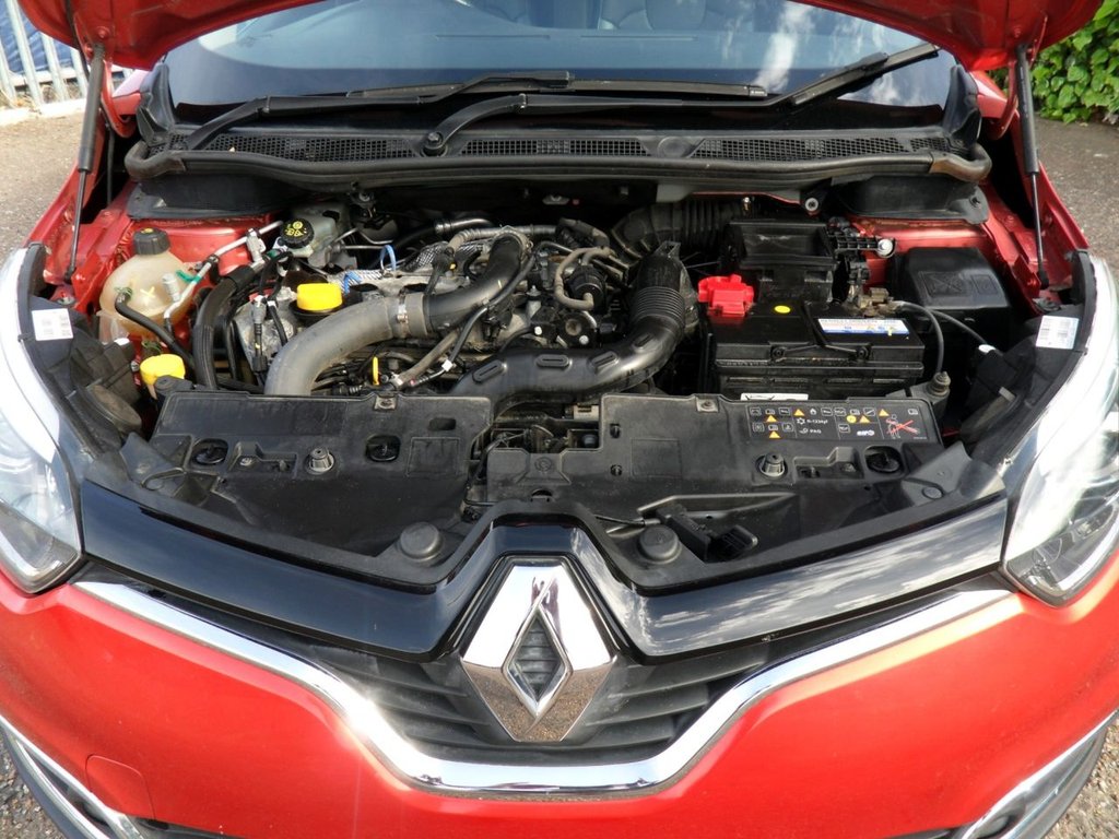 USED 2017 17 RENAULT CAPTUR 1.2 TCe ENERGY Signature Nav SUV 5dr Petrol Auto Euro 6 (s/s) (120 ps) Flame Red Gloss Black Wheels + Roof