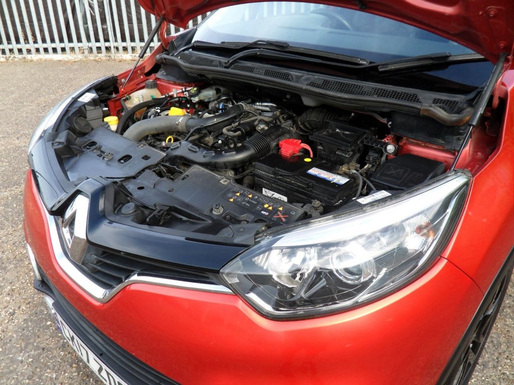 USED 2017 17 RENAULT CAPTUR 1.2 TCe ENERGY Signature Nav SUV 5dr Petrol Auto Euro 6 (s/s) (120 ps) Flame Red Gloss Black Wheels + Roof