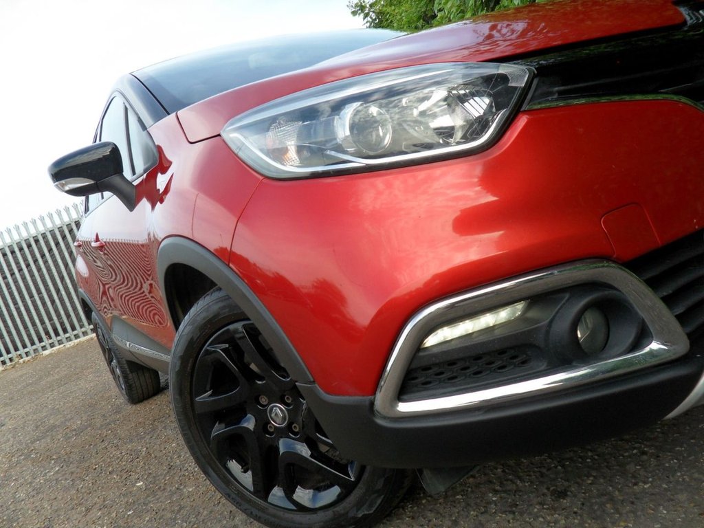 USED 2017 17 RENAULT CAPTUR 1.2 TCe ENERGY Signature Nav SUV 5dr Petrol Auto Euro 6 (s/s) (120 ps) Flame Red Gloss Black Wheels + Roof