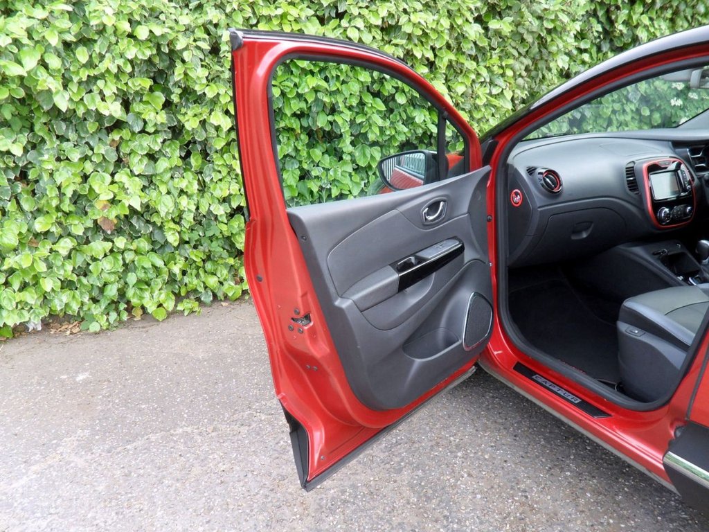 USED 2017 17 RENAULT CAPTUR 1.2 TCe ENERGY Signature Nav SUV 5dr Petrol Auto Euro 6 (s/s) (120 ps) Flame Red Gloss Black Wheels + Roof