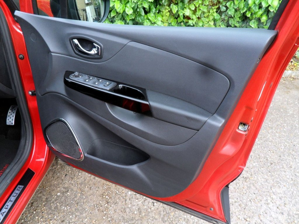 USED 2017 17 RENAULT CAPTUR 1.2 TCe ENERGY Signature Nav SUV 5dr Petrol Auto Euro 6 (s/s) (120 ps) Flame Red Gloss Black Wheels + Roof