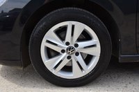 USED 2021 70 VOLKSWAGEN GOLF 1.5 eTSI MHEV Life Hatchback 5dr Petrol Hybrid DSG Euro 6 (s/s) (150 ps) 1 Former Keeper | Full Service History | Satellite Navigation | Climate Control | Alloy Wheels | Park Assist | MOT Valid (05/03/2027)