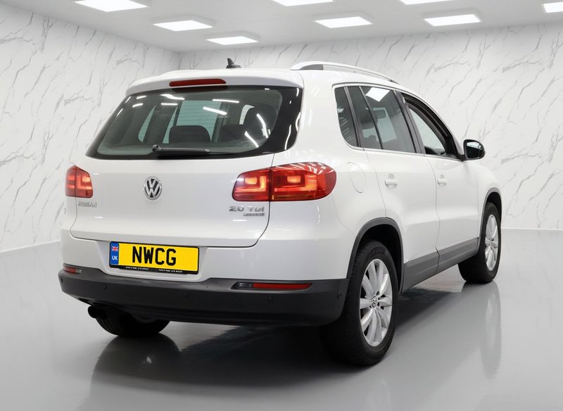 2013 Volkswagen Tiguan in white — photo 4 of 7