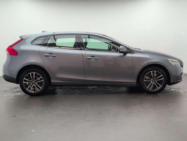 USED 2017 67 VOLVO V40 1.5 V40 Momentum Nav+ T2 Auto 5dr CLICK+COLLECT / HOME DELIVERY