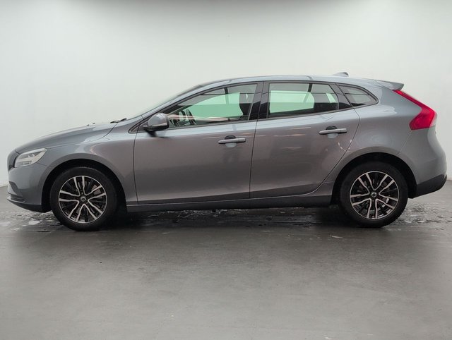 USED 2017 67 VOLVO V40 1.5 V40 Momentum Nav+ T2 Auto 5dr CLICK+COLLECT / HOME DELIVERY